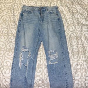 AMERICAN EAGLE LIGHT-WASH RIPPED MOM JEANS